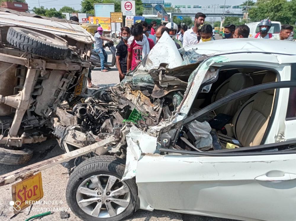 The Weekend Leader - 1 dead, 3 injured as speeding car rams several vehicles in Delhi