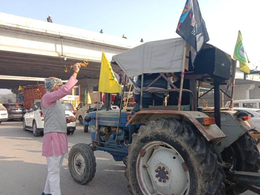 The Weekend Leader - Farmers vacate Delhi borders, start leaving for home