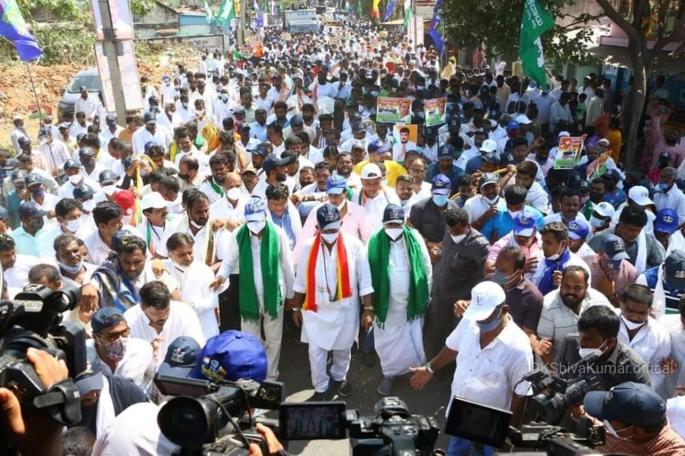 The Weekend Leader - K'taka HC raps govt, oppn Congress over Mekedatu padayatra