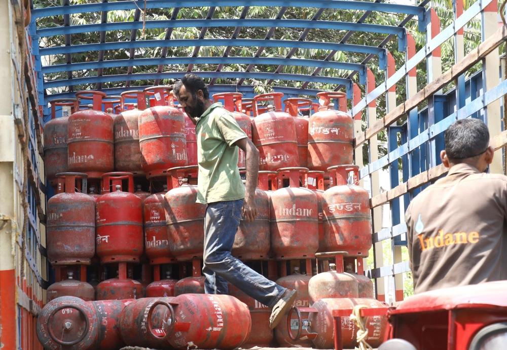 The Weekend Leader - Edible oil, LPG prices go through roof in 2 years