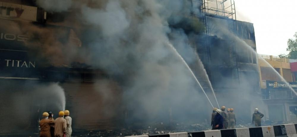 The Weekend Leader - Massive fire breaks out in Delhi's Lajpat Nagar Market