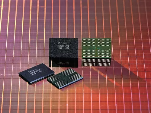SK hynix begins mass production of latest smartphone chip