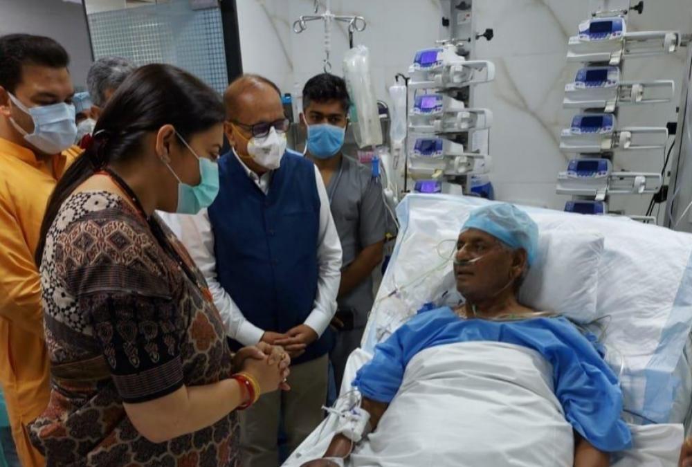 The Weekend Leader - Smriti Irani visits Kalyan Singh in hospital