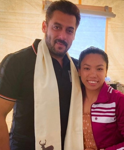 The Weekend Leader - Salman Khan meets Olympic medallist Mirabai Chanu
