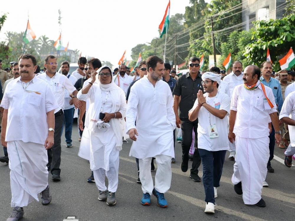 The Weekend Leader - Traffic snarls as Rahul's 'Bharat jodo yatra' enters Kerala capital