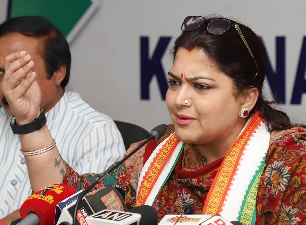The Weekend Leader - ﻿Cong removes actress Khushboo as party spokesperson