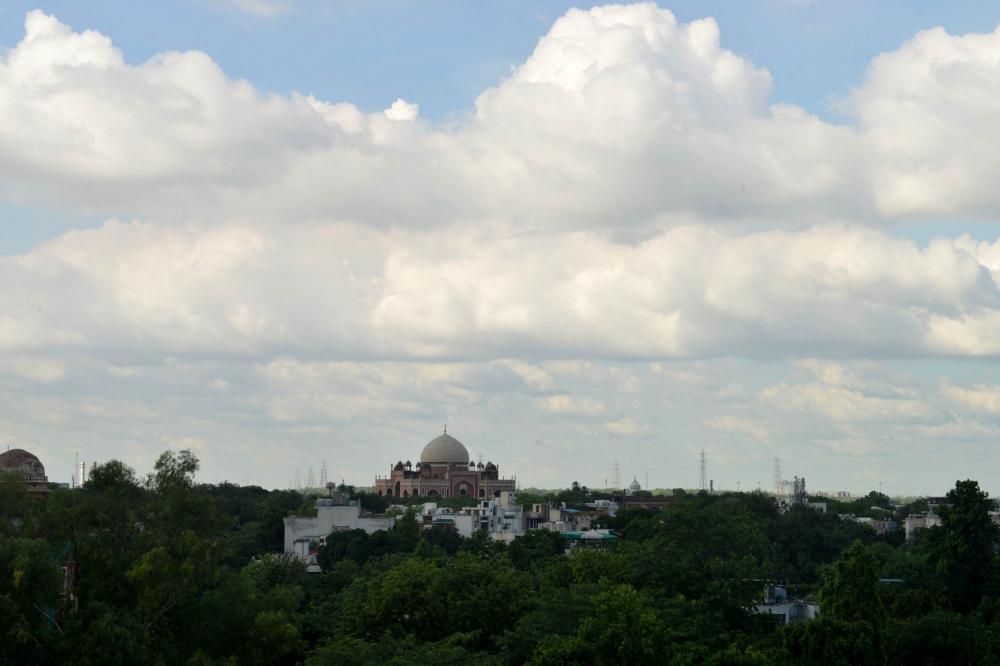 The Weekend Leader - Clear sky in Delhi on Tuesday