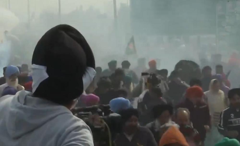 The Weekend Leader - Haryana Police Use Tear Gas on Protesting Farmers at Punjab-Haryana Border