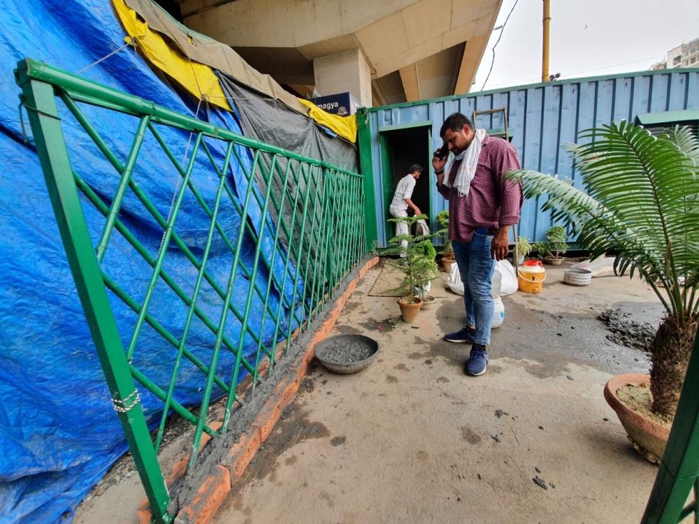 The Weekend Leader - Farmers 'reinforce' protest site to guard against rain, storm