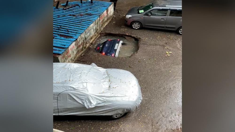 The Weekend Leader - 'In depth disappearance': Car vanishes down well in Mumbai