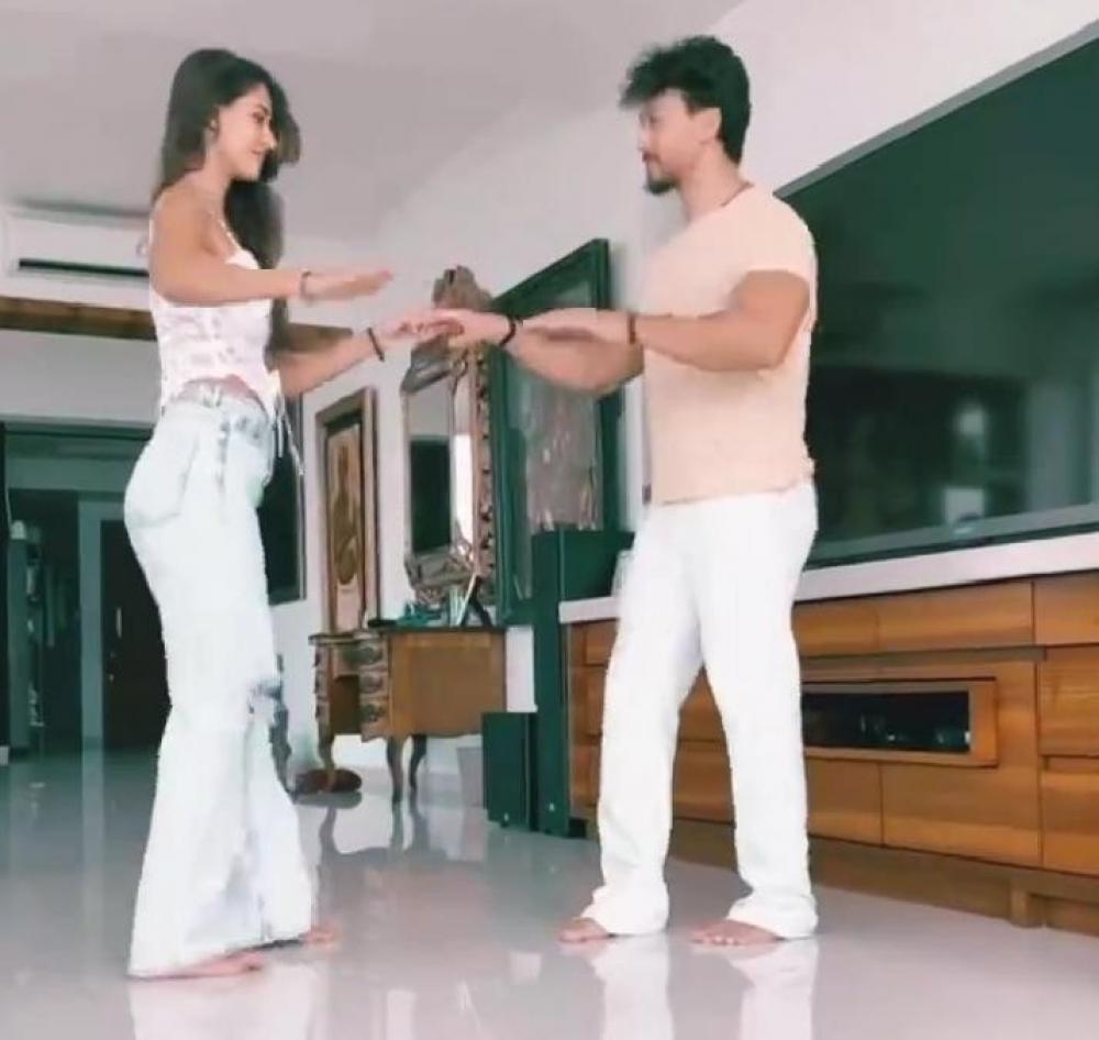 The Weekend Leader - Tiger Shroff posts video dancing with Disha Patani on her birthday