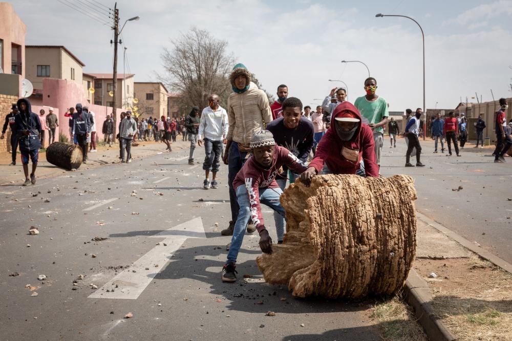 The Weekend Leader - S.Africa deploys army to curb violent protests