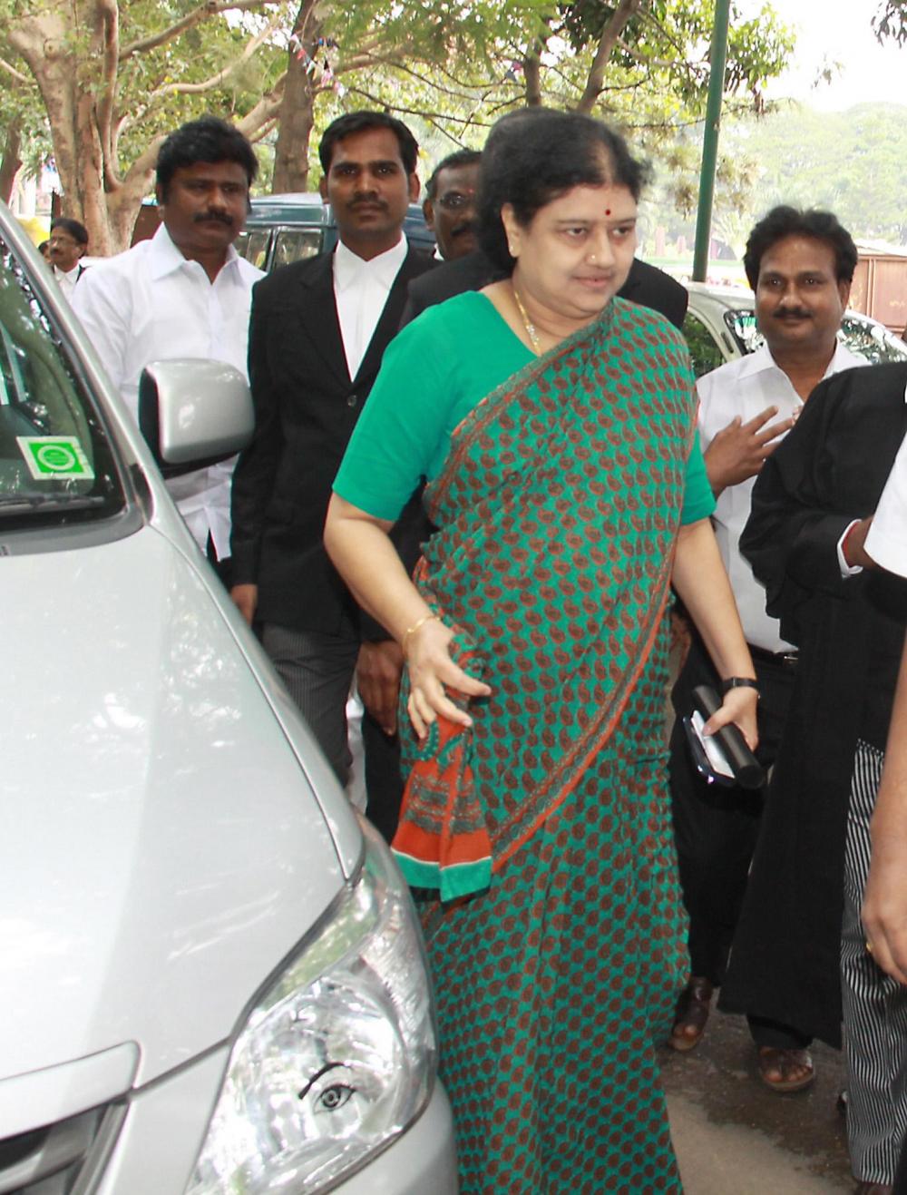 The Weekend Leader - AIADMK expels 17 leaders for having spoken to Sasikala