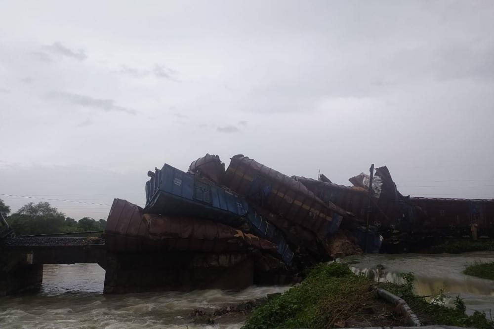 The Weekend Leader - Goods train derails in Odisha