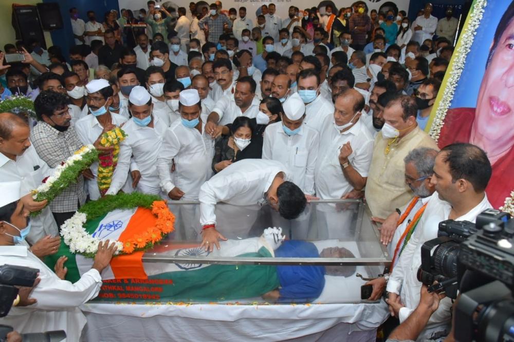 The Weekend Leader - Thousands pay tributes to departed Congress leader Oscar Fernandes