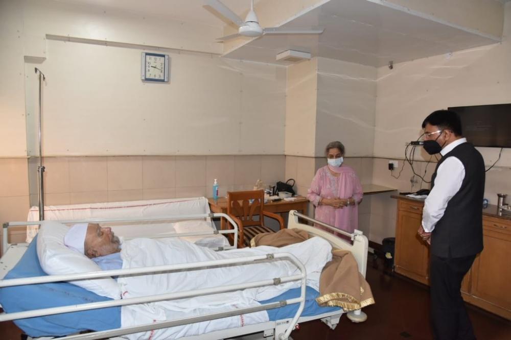 The Weekend Leader - Mandaviya visits Manmohan Singh at AIIMS