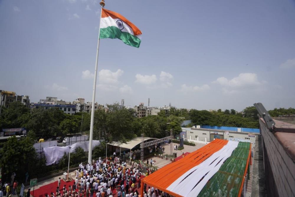 The Weekend Leader - Delhi hoists 5 high-mast tricolours to mark 75th I-day
