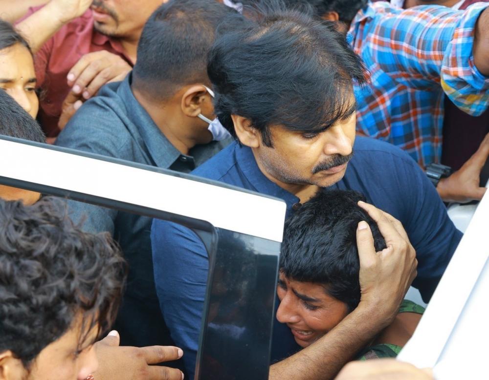 The Weekend Leader - Pawan Kalyan calls up family of Hyderabad rape, murder victim