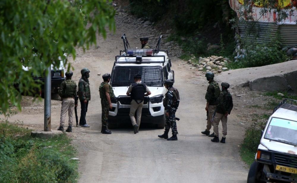 The Weekend Leader - Gunfight breaks out at Srinagar's Bemina