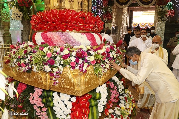 The Weekend Leader - Chief Justice of India offers prayers at Tirumala
