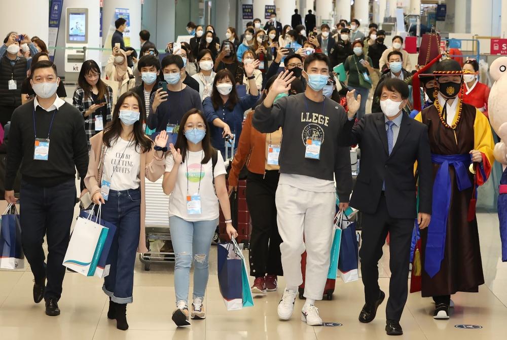 The Weekend Leader - Tourists arrive in S.Korea from S'pore on 'travel bubble' deal