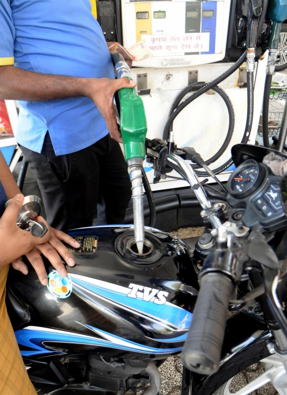 The Weekend Leader - Diesel, petrol prices largely steady since Diwali