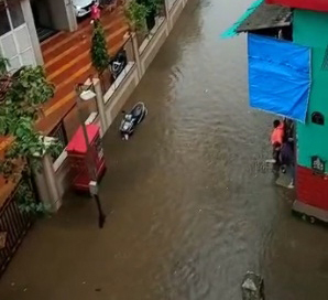 The Weekend Leader - Heavy rains pound Mumbai, local trains hit