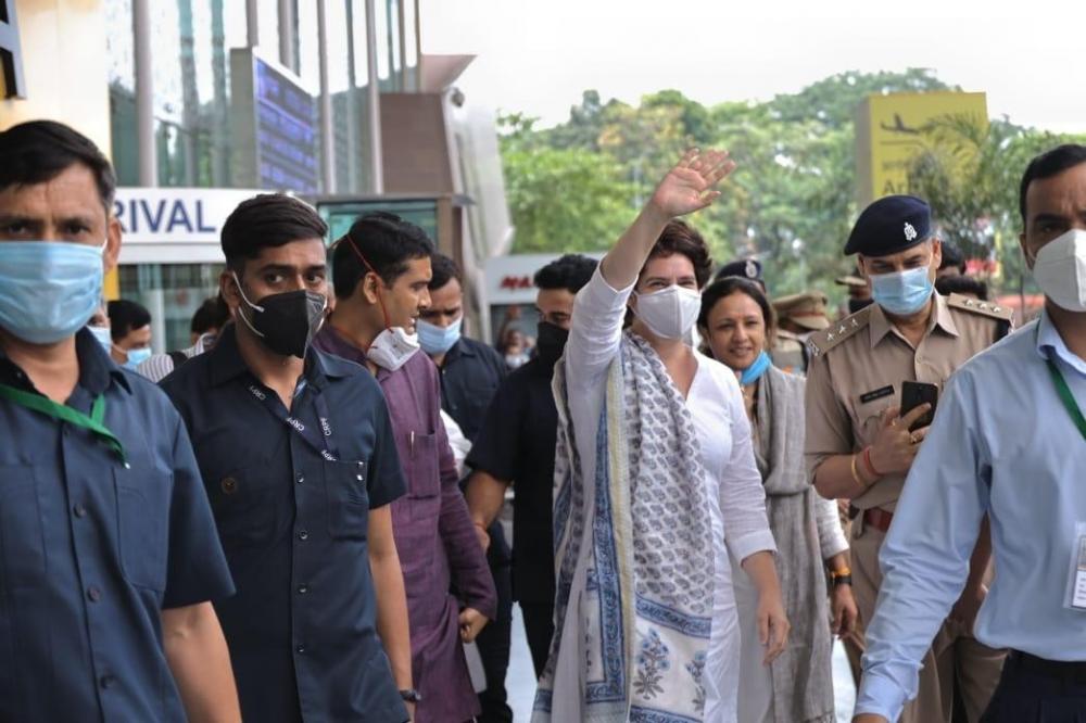 The Weekend Leader - Priyanka arrives in Lucknow to a tumultuous welcome