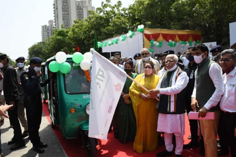 The Weekend Leader - Haryana CM flags off e-autorickshaws in Gurugram