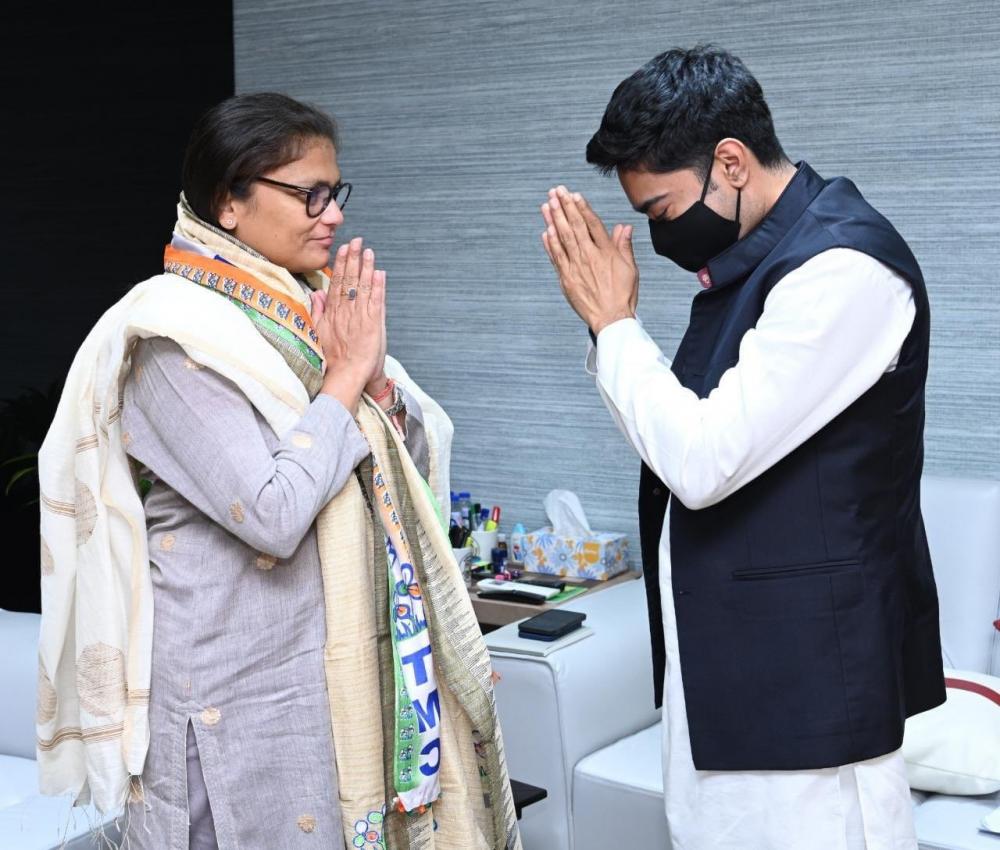 The Weekend Leader - Sushmita Dev meets Abhishek Banerjee, joins Trinamool