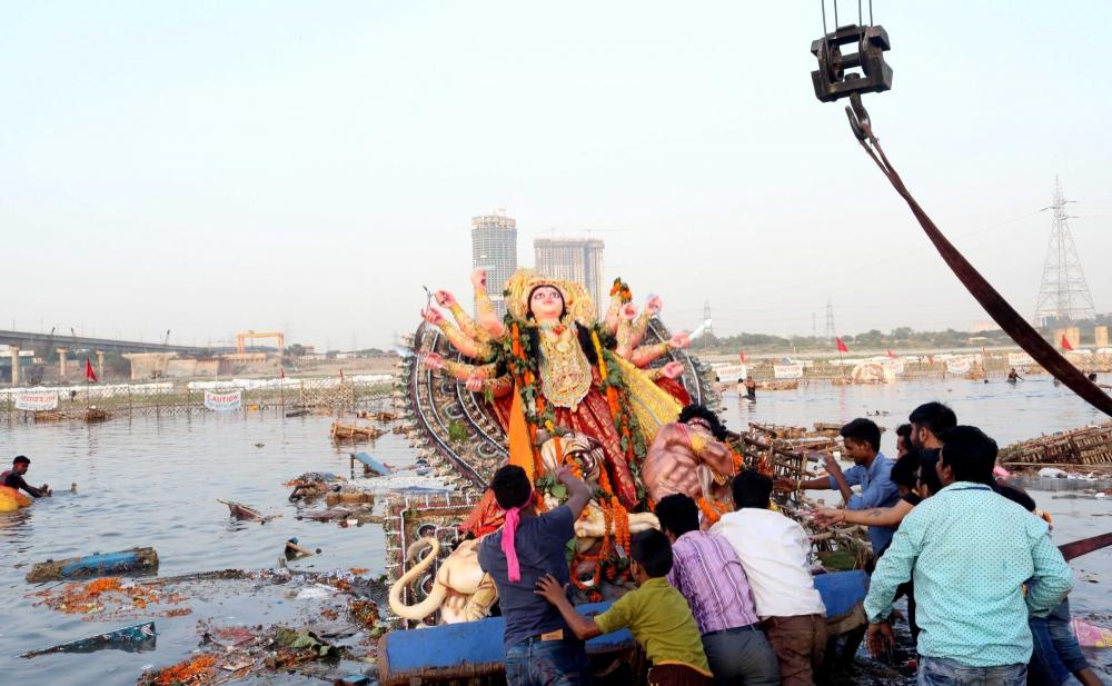 The Weekend Leader - Devotees immerse Durga idols in Yamuna despite ban