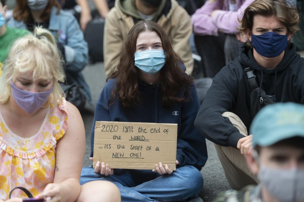 The Weekend Leader - 14 arrested in England anti-lockdown protest