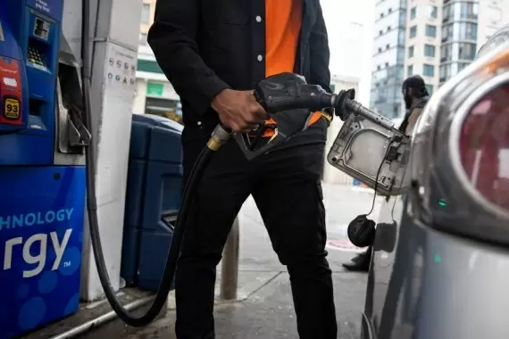 California average gas prices set new record for 2nd straight day