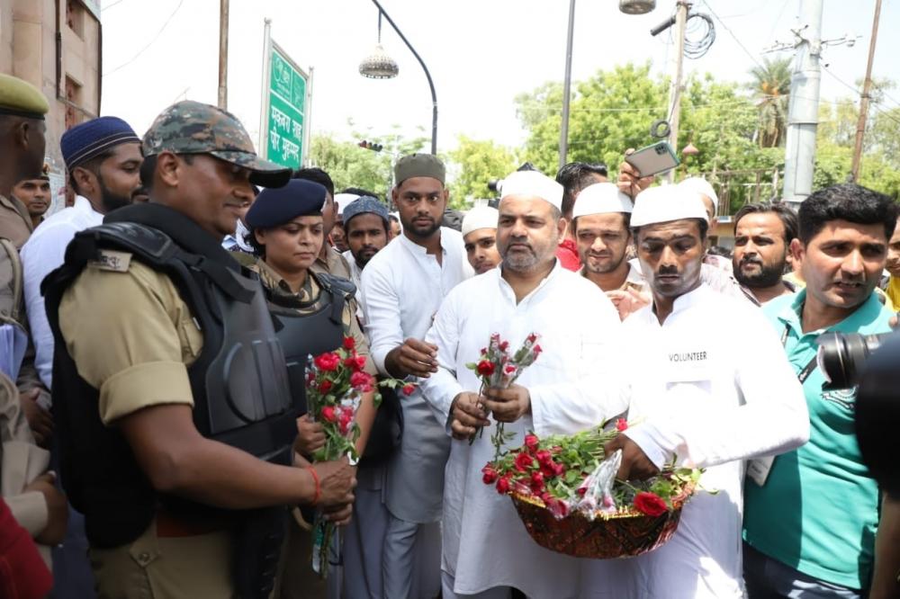 The Weekend Leader - Lucknow cops offer roses to all namazis