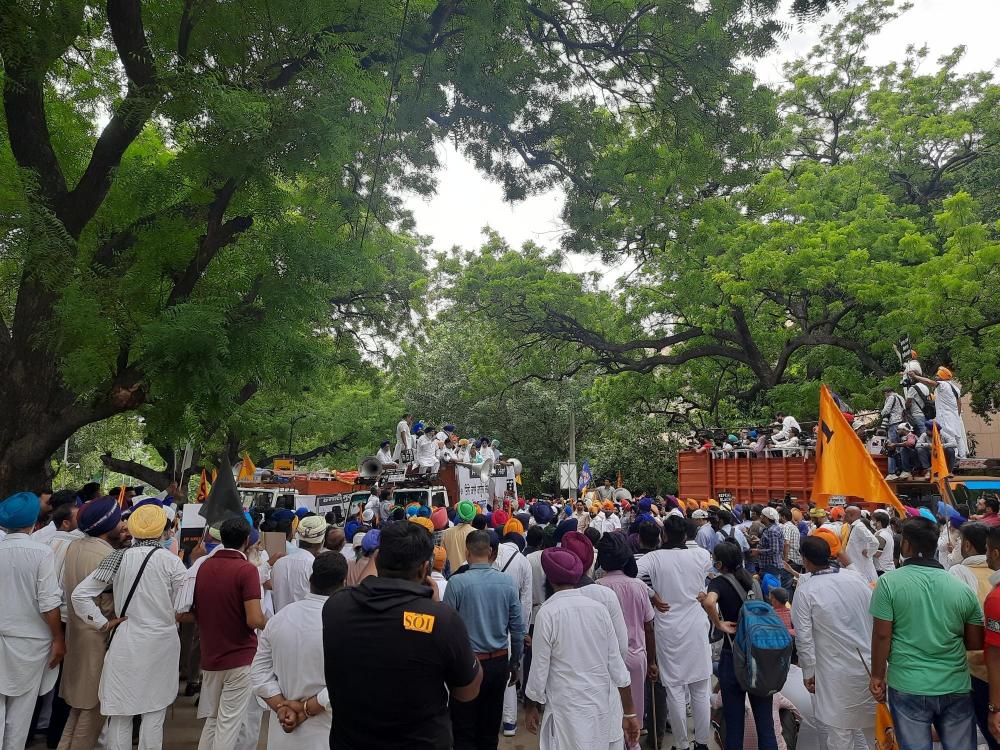 The Weekend Leader - Sukhbir Badal, Harsimrat Kaur detained briefly over farm law protests in Delhi