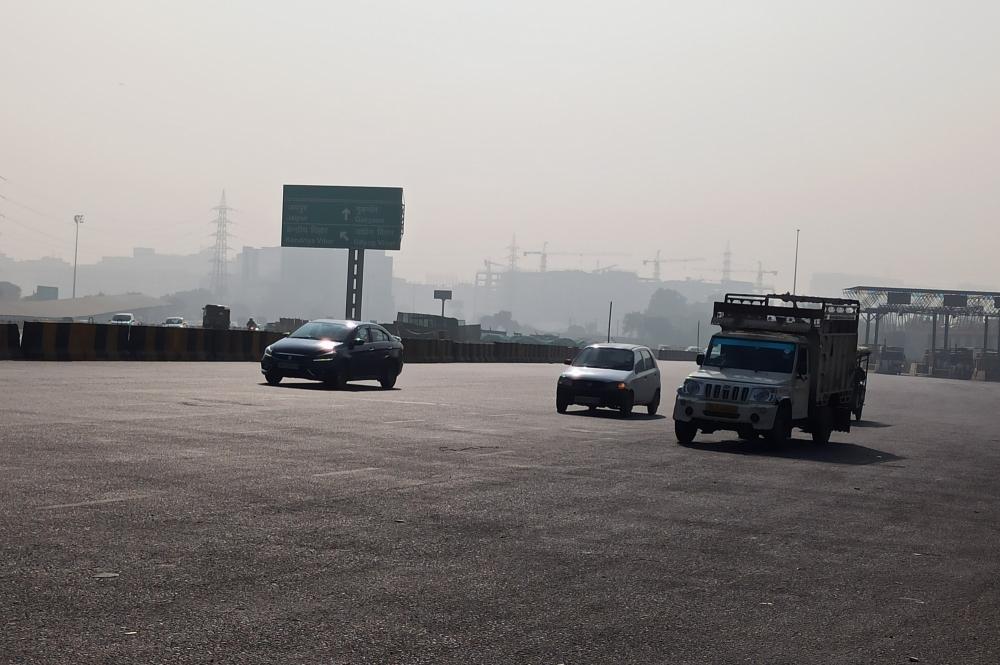 The Weekend Leader - Two bike riders fall off Gurugram flyover, one dead