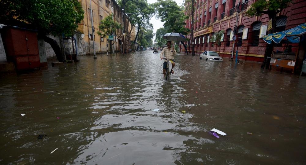 The Weekend Leader - Kolkata remains waterlogged, more rain forecast