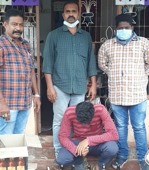 The Weekend Leader - Andhra police raids illegal arrack producers, arrests 32