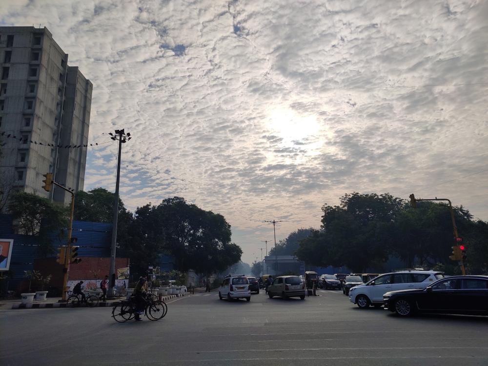 The Weekend Leader - Delhi wakes up to partly cloudy sky, drizzle predicted