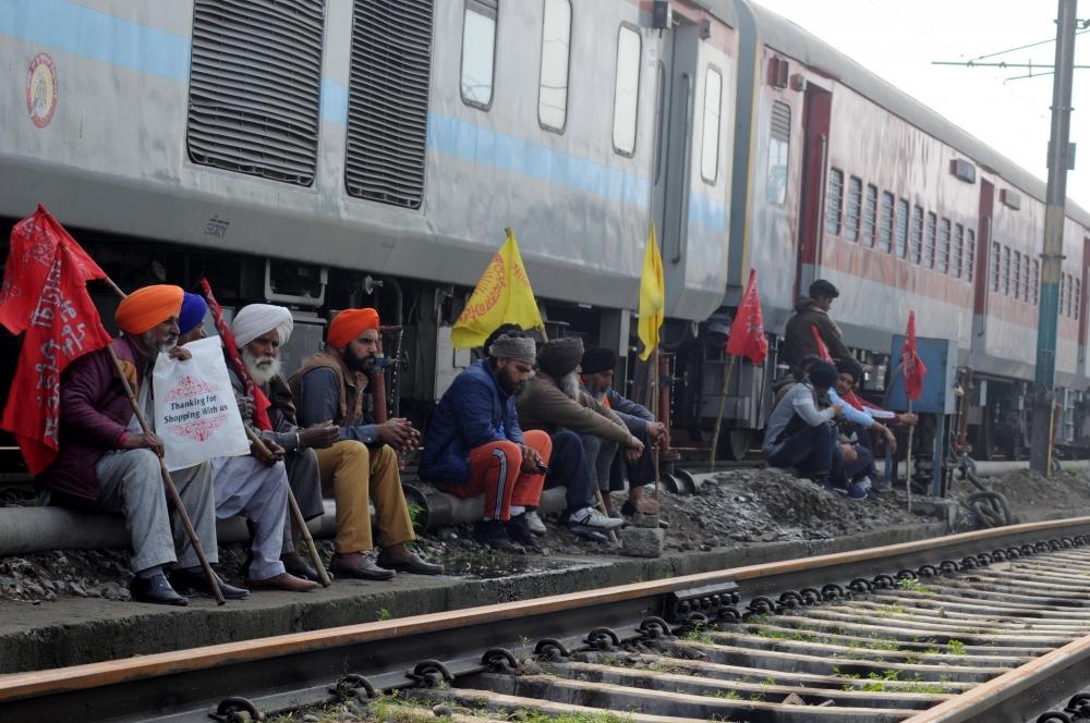 The Weekend Leader - Protesters sit on rail tracks in Punjab, Haryana; commuters hit