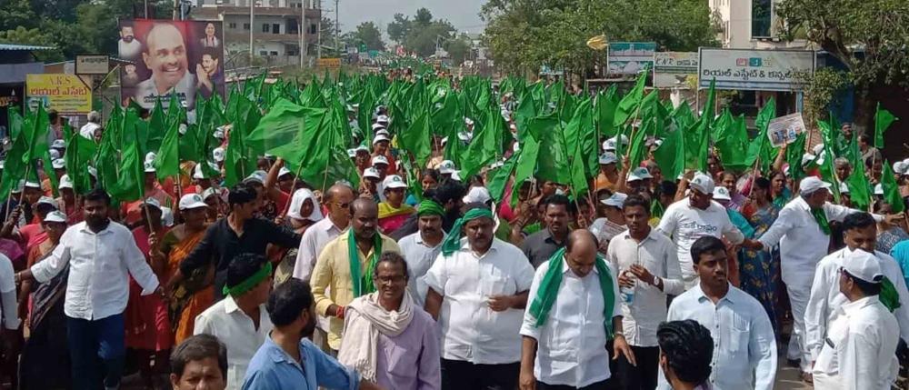 The Weekend Leader - Amaravati farmers' 'Mahapadyatra' pauses due to rains