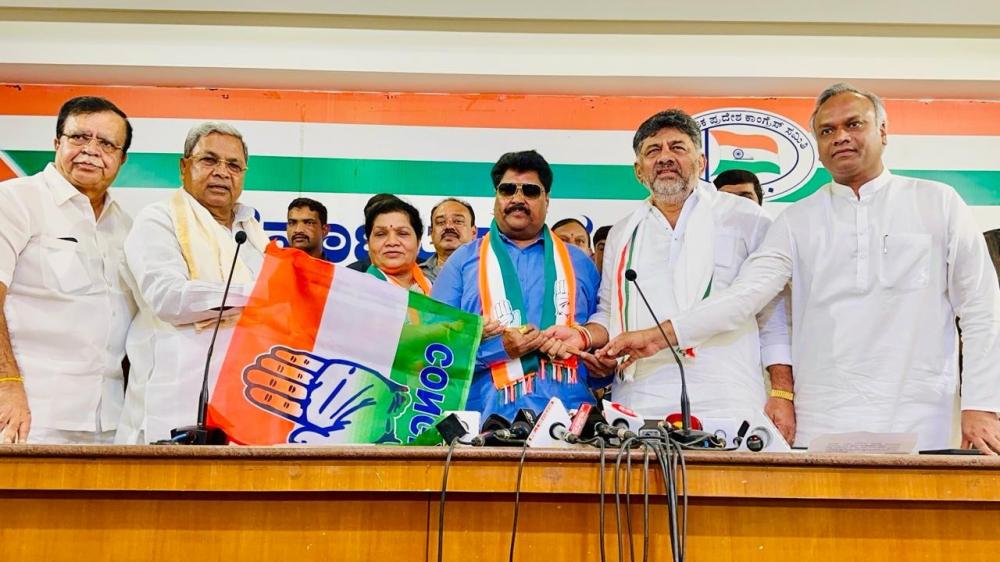 The Weekend Leader - BJP Loses Veteran Malikayya Guttedar to Congress Ahead of Lok Sabha Elections