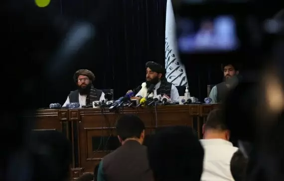 Taliban meets Afghan politicians amid efforts to form new govt