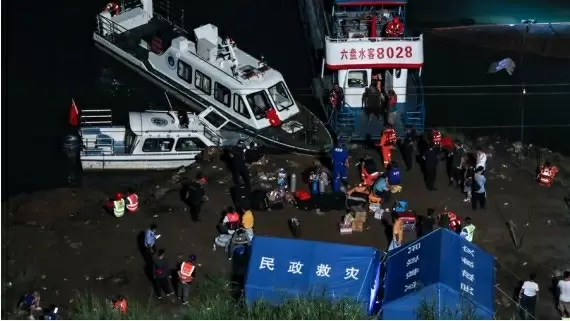 8 killed, 7 missing after passenger boat overturns in China