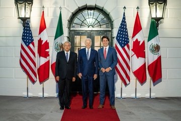 The Weekend Leader - US, Canadian, Mexican leaders hold first summit in 5 yrs