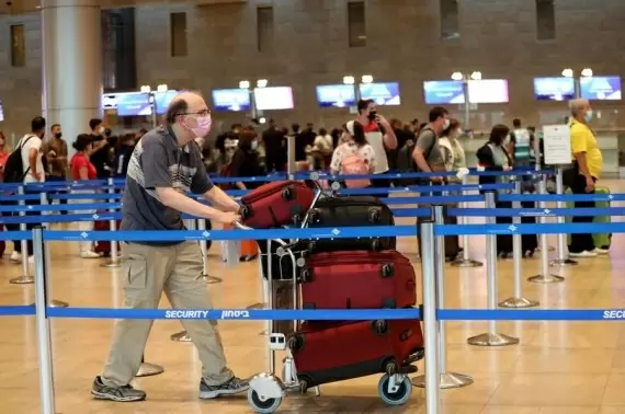 Israel re-allows entry of foreign tourist groups