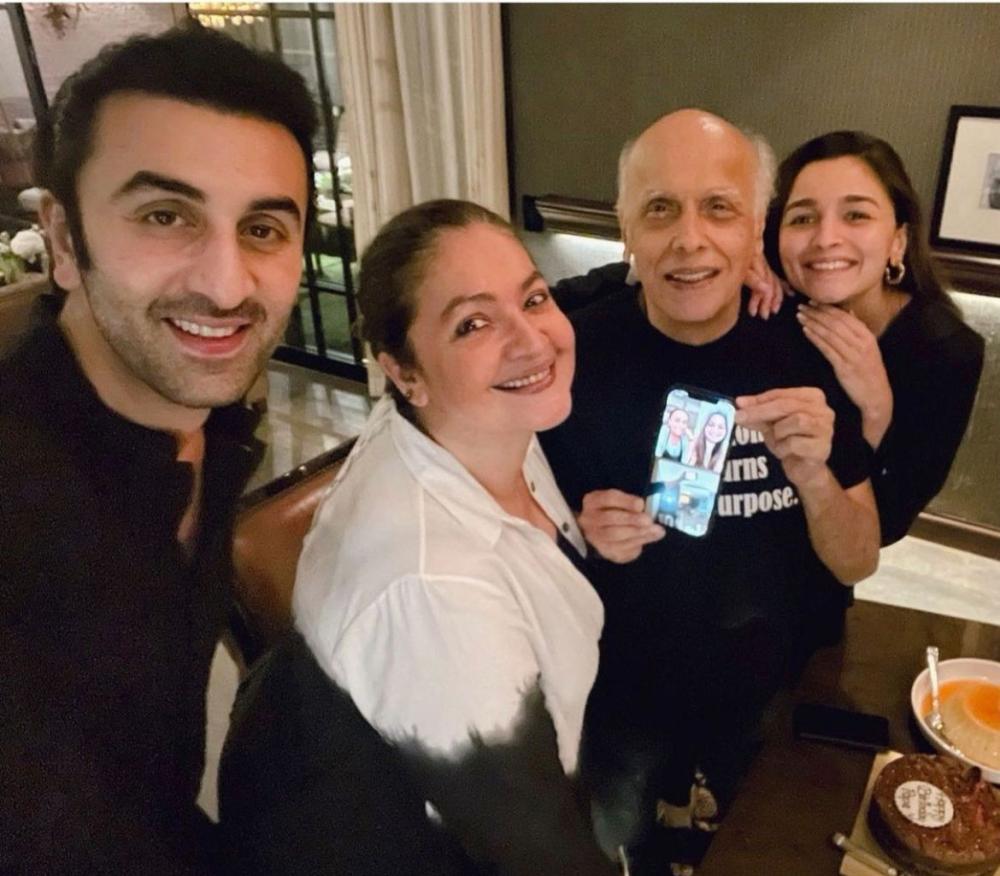 The Weekend Leader - Ranbir celebrates Mahesh Bhatt's 73rd birthday with Alia, Pooja