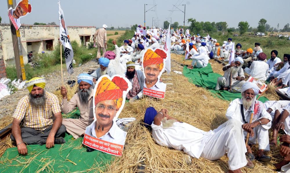The Weekend Leader - Punjab farmers' agitation cost Railways a whopping Rs 2220 cr
