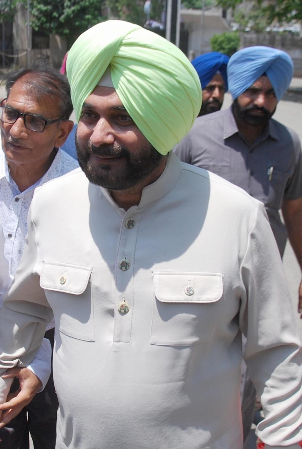 The Weekend Leader - Pak PM Imran Khan my 'elder brother', says Sidhu