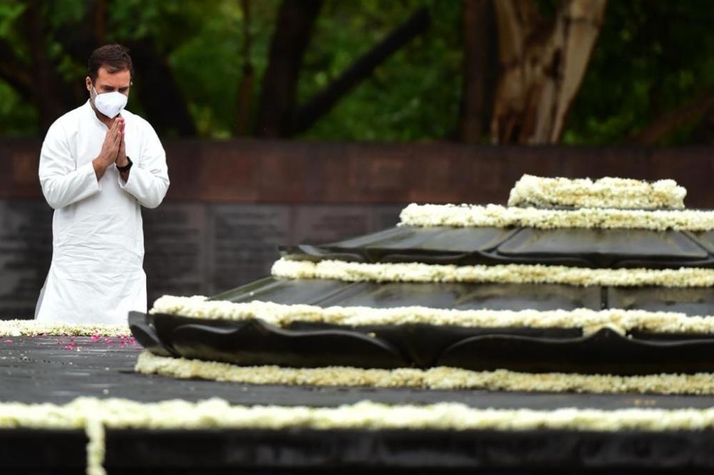 The Weekend Leader - ﻿Rahul pays floral tribute to dad Rajiv Gandhi on 30th death anniversary